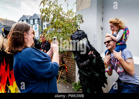 Lewes, Regno Unito. 13 ottobre 2018. Persone locali rappresentano per le foto con la Morris ballerini che stanno eseguendo l'annuale Lewes Folk Festival in questa giornata di danza, Lewes, Sussex, Regno Unito. Credito: Concedere Rooney/Alamy Live News Foto Stock