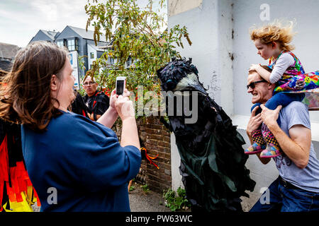 Lewes, Regno Unito. 13 ottobre 2018. Persone locali rappresentano per le foto con la Morris ballerini che stanno eseguendo l'annuale Lewes Folk Festival in questa giornata di danza, Lewes, Sussex, Regno Unito. Credito: Concedere Rooney/Alamy Live News Foto Stock