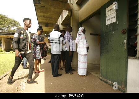 Abidjan, Costa d'Avorio. Xiii oct, 2018. Gli elettori la coda per entrare in una stazione di polling nel corso del paese e comunali elezioni regionali ad Abidjan, in Costa d Avorio, 13 ottobre, 2018. Le operazioni di voto per le elezioni locali in Costa d Avorio ha iniziato il sabato. Credito: Yvan Sonh/Xinhua/Alamy Live News Foto Stock