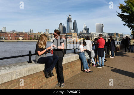 Londra, Regno Unito. Il 13 ottobre 2018. Regno Unito - Previsioni del tempo - la gente sulla banca del sud godere il insolitamente caldo ottobre meteo nella capitale, con temperature nella metà 20sC. La previsione è per condizioni di pioggia e temperature più basse nei prossimi giorni. Credito: Stephen Chung / Alamy Live News Foto Stock