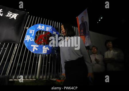Hong Kong, Cina. Xiii oct, 2018. Squalificato pro candidato democratico per proveniente da-elezione, Lau Siu-lai passo su un podio durante la politica dei rally in scena al di fuori dell'ufficio del governo di condannare la squalifica di Lau sulla base del suo contrario convincimento politico contro la costituzione. Ott-13, 2018 Hong Kong.ZUMA/Liau Chung-ren Credito: Liau Chung-ren/ZUMA filo/Alamy Live News Foto Stock