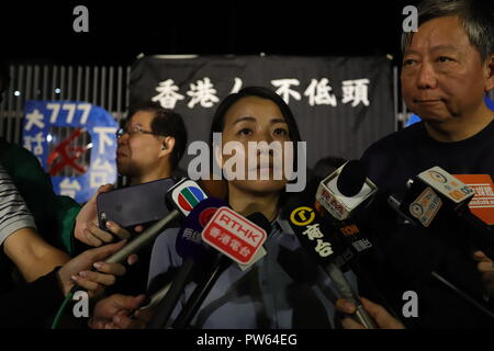 Hong Kong, Cina. Xiii oct, 2018. Squalificato pro candidato democratico, Lau Siu-indirizzo lai supporti dopo il rally politici al di fuori ufficio del governo della RAS di Hong Kong che condanna del comitato elettorale per la decisione di squalificare la sua sulla base del contrario le convinzioni politiche. Dietro di lei la bandiera cinese letture HONG KONGERS non si piegherà. Ott-13, 2018 Hong Kong.ZUMA/Liau Chung-ren Credito: Liau Chung-ren/ZUMA filo/Alamy Live News Foto Stock