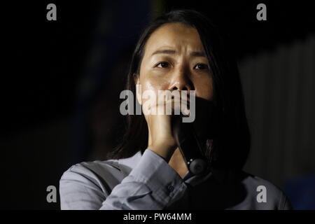 Hong Kong, Cina. Xiii oct, 2018. Squalificato pro candidato democratico per i prossimi West Kowloon per elezione, Lau Siu-lai dando il parlato emotivo sul podio durante il rally politici al di fuori del governo della RAS di Hong Kong in ufficio. Ott-13, 2018 Hong Kong.ZUMA/Liau Chung-ren Credito: Liau Chung-ren/ZUMA filo/Alamy Live News Foto Stock