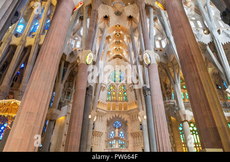 Barcellona, Sagrada Familia. Interno del Gaudi progettato basilica della Sagrada Familia di Barcellona, Spagna Foto Stock