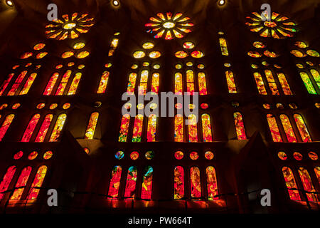 Barcellona, Sagrada Familia. Le finestre di vetro macchiate in Gaudi progettato basilica della Sagrada Familia di Barcellona, Spagna Foto Stock