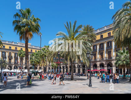 La Plaça Reial, Barcellona. Caffetterie, bar e ristoranti sulla Plaça Reial (Plaza Real), Barri Gotic, Barcellona, Catalunya, Spagna. Foto Stock