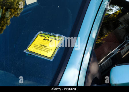 Parcheggio ammenda, UK. Un addebito di penalità avviso incollato su di un parabrezza di automobile, Lincoln, England, Regno Unito Foto Stock