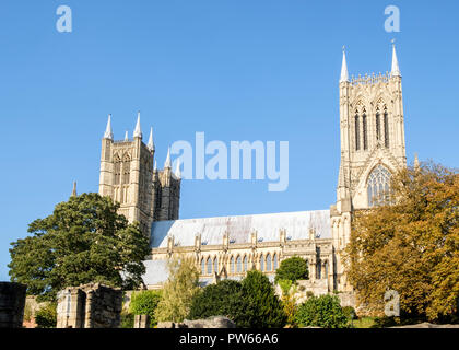 Cattedrale di Lincoln visto dal Palazzo del Vescovo, Lincoln, England, Regno Unito Foto Stock