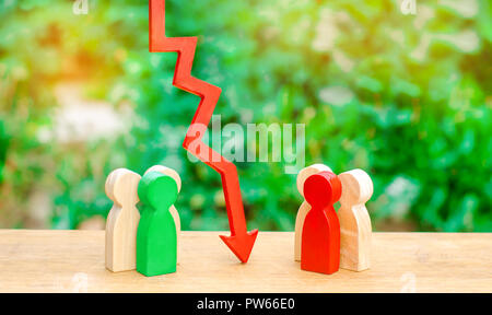 La freccia rossa che separa due gruppi di opposizione del popolo. Il concetto di una barriera tra il popolo, una situazione di conflitto. Una trattativa tra le persone. Competi Foto Stock