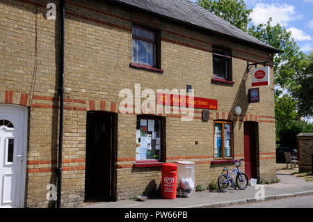 Villaggio Pirton negozi e ufficio postale, Pirton, Hertfordshire, sono alloggiati in corrispondenza della fine di una terrazza del cottage. Foto Stock