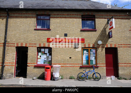 Villaggio Pirton negozi e ufficio postale, Pirton, Hertfordshire, sono alloggiati in corrispondenza della fine di una terrazza del cottage. Foto Stock