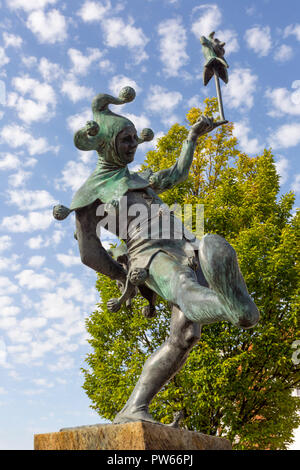 STRATFORD-upon-Avon, Inghilterra - 6 Agosto 2018: il buffone, una scultura di James Butler RA, raffigurante lo stolto in Shakespeare's gioca, particolarmente Tou Foto Stock