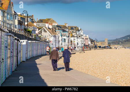 Marine Parade e Cobb spiaggia di gate nella città costiera di Lyme Regis nel Dorset. Foto Stock