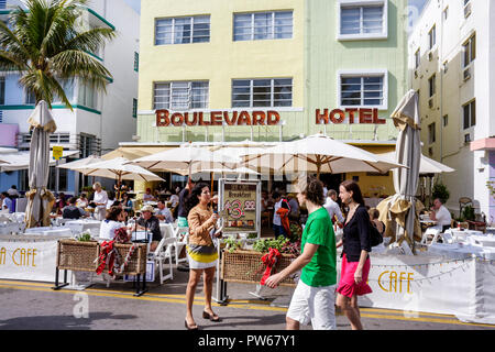 Miami Beach Florida, Ocean Drive, Capodanno, Boulevard, hotel hotel alloggio motel, motel, strada, caffè marciapiede, ristorante ristoranti cibo ristoranti Foto Stock