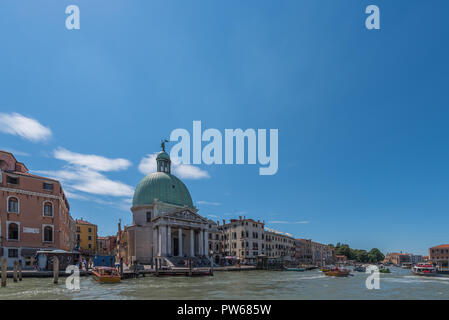 Venezia, Italia - 16 giugno 2018: vista panoramica del Canal Grande. Copia spazio per il testo Foto Stock