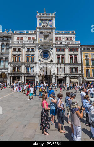 Venezia, Italia - 16 giugno 2018: vista sulla Torre dell'Orologio. In verticale Foto Stock