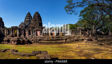 Ampio angolo di prasat hin phimai korat uno dei più popolari la storia viaggiando destinaton nakornratchasima nel nord est della Thailandia Foto Stock