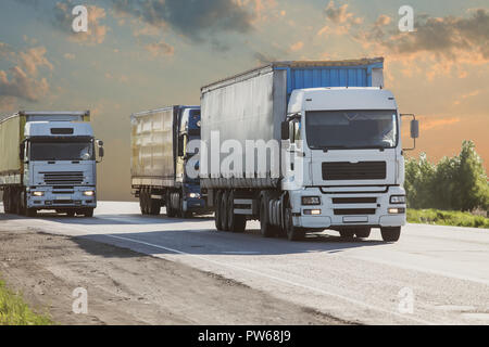 I carrelli si muove sul paese autostrada Foto Stock