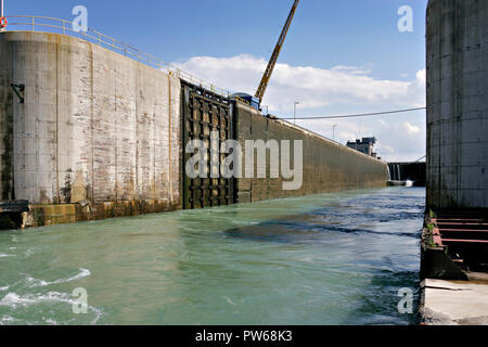 Nave sul canale Welland Foto Stock