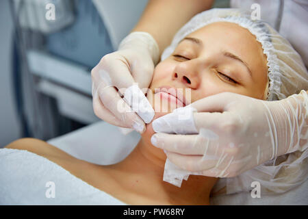Giovane bella donna ricevere il massaggio del viso e trattamenti termali Foto Stock