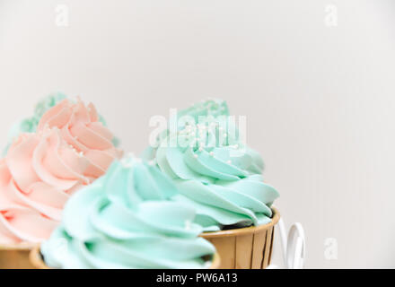 Close up Cup Cake crema vaniglia topping color pastello su evento accantonare decorazione Foto Stock