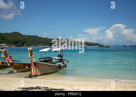 Lunga coda di barche in Koh Phi Phi Foto Stock