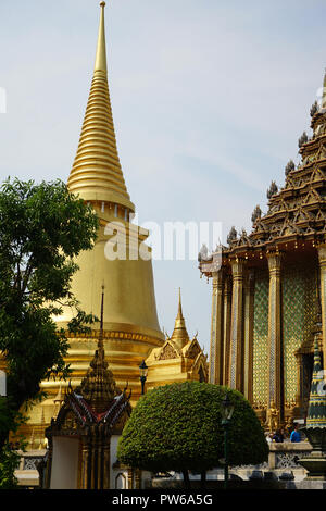 Phra Mondop, Buecherei, Phra Sri Rattana Chedi, Goldener Reliquienschrein, Goldene Stupa, Wat Phra Kaeo, Bangkok, Thailandia Foto Stock