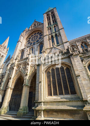 Facciata sud di Truro Cathedral, la cattedrale della Beata Vergine Maria, Cornwall, Regno Unito, è stato costruito tra il 1880 e il 1910. Foto Stock