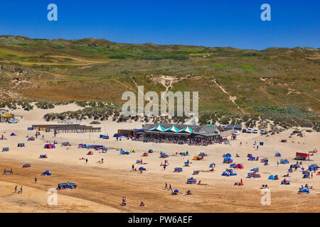 22 Giugno 2018: Perranporth Beach, Cornwall, Regno Unito - vacanzieri godendo di una calda giornata estiva sulla spiaggia. Foto Stock