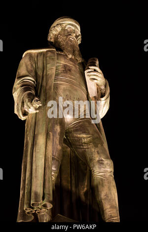 Mainz, Germania, Gutenbergplatz, Ottobre 12th. 2018 - statua di bronzo dell'inventore della stampa tipografica Johannes Gutenberg di notte,terminata nel 1837 e co Foto Stock