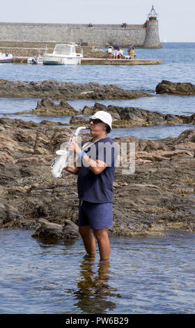 Il sassofonista nel mare collioure Francia Foto Stock