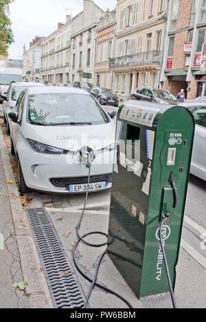 Auto elettrica essendo addebitato, Epernay Francia Foto Stock