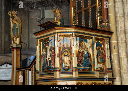 Regno Unito, Kent, Canterbury Canterbury Cathedral interno, navata, pulpito di prua, eretta nel 1898 in memoria di Robert Dean Payne-Smith Foto Stock