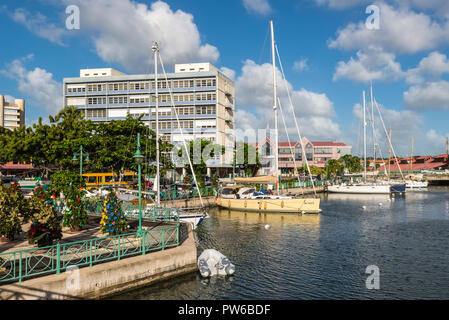 Bridgetown, Barbados - Dicembre 18, 2016: Vela yacht ormeggiati nel centro di Marina di Bridgetown, Barbados, West Indies, Caraibi, Minore Antille Foto Stock