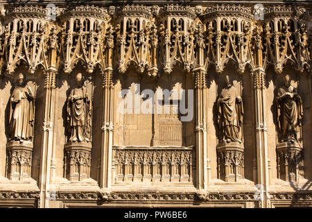 Regno Unito, Kent, Canterbury, Buttermarket, Cattedrale di Canterbury, statue oltre a sud Ingresso Ovest, l-r di sant Agostino, arcivescovo Lanfranco, Sant Anselmo di Cantù Foto Stock