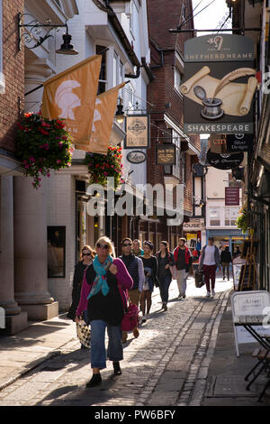 Regno Unito, Kent, Canterbury, macelleria, corsia stretta strada tra la Cattedrale di Canterbury e la parata Foto Stock