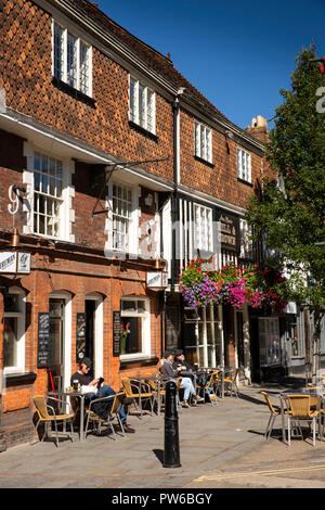 Regno Unito, Kent, Canterbury, Palace Street, i clienti al di fuori di Campana e corona pub nella luce del sole Foto Stock