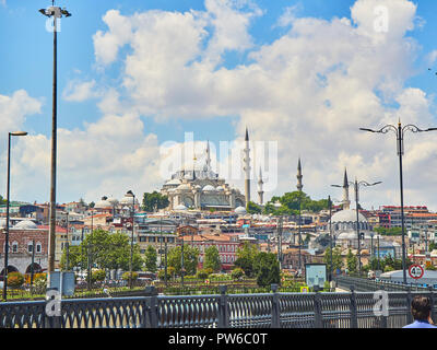 Istanbul, Turchia - 8 luglio 2018. Quartiere Eminonu skyline con la Suleymaniye moschea Camii in background. Istanbul, Turchia. Foto Stock