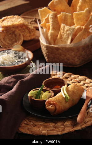 Lumpia Semarang, la firma Peranakan bobina a molla con bambù e pollo ripieno di Semarang, Java Centrale. Foto Stock