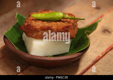 Jadah Tempe, il tradizionale snack di riso glutinoso e Torta al cocco con soia Salsa-brasati tempeh Foto Stock