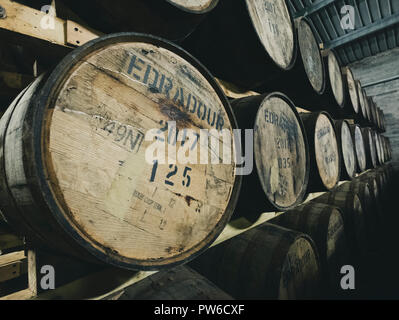 Il whisky scozzese di barili in magazzino a Edradour Distillery a Pitlochry, Scotland, Regno Unito Foto Stock