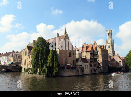 Vista dalla Rozenhoedkaai in Bruges Foto Stock