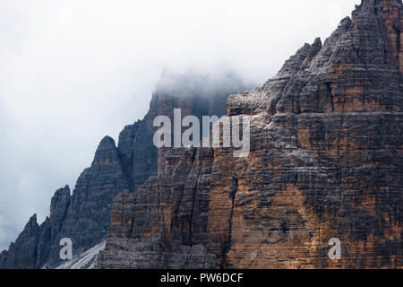 Tre Cime di Lavaredo coperto dalle nuvole. Dolomiti di Sesto / Sesto, Provincia di Belluno, Veneto, Italia, Europa. Foto Stock