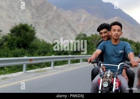 Hunza ragazzi in bicicletta Foto Stock