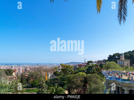 Vista verso il centro da Park Guell ( Parc Guell ), Gracia, Barcellona, Spagna Foto Stock