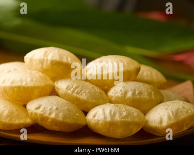 Il Puri, fritto pane soffiato fatta da grano Foto Stock