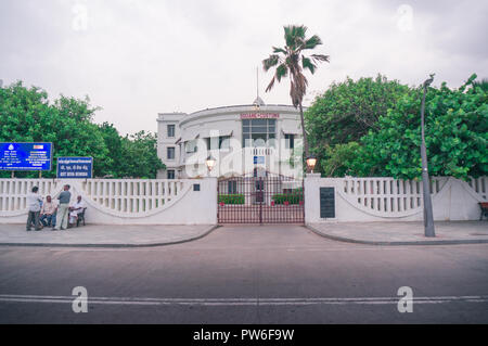 Casa coloniale con l' ufficio doganale in pondicherry Foto Stock