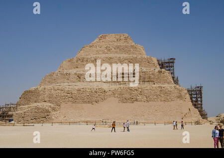 Saqqara Patrimonio Mondiale dell'Unesco, Il Cairo, Egitto - Aprile 2018. Passo piramide sotto il cielo blu. Foto Stock