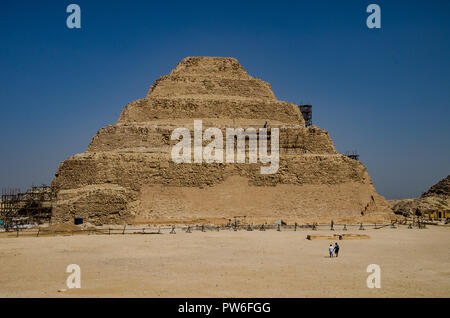 Saqqara Patrimonio Mondiale dell'Unesco, Il Cairo, Egitto - Aprile 2018. Passo piramide sotto il cielo blu. Foto Stock