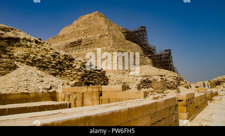 Saqqara Patrimonio Mondiale dell'Unesco, Il Cairo, Egitto - Aprile 2018. Passo piramide sotto il cielo blu. Foto Stock